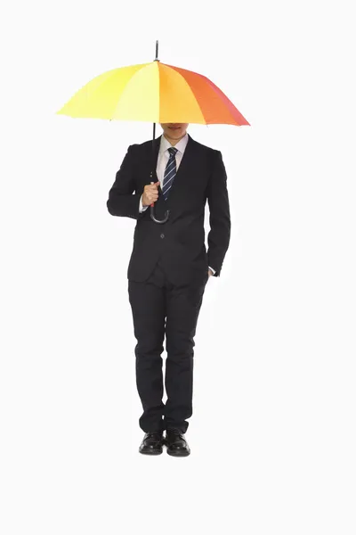 Empresario con cara oculta bajo paraguas — Foto de Stock