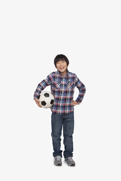 男孩与足球 — 图库照片