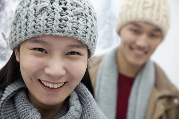 Casal na neve — Fotografia de Stock