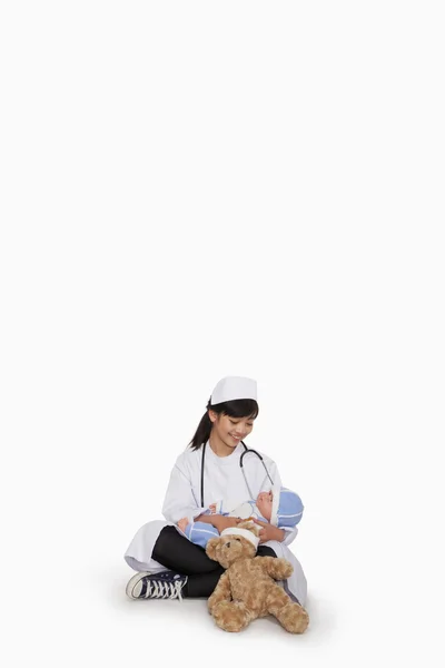 Doutor com ursinho de pelúcia e boneca — Fotografia de Stock