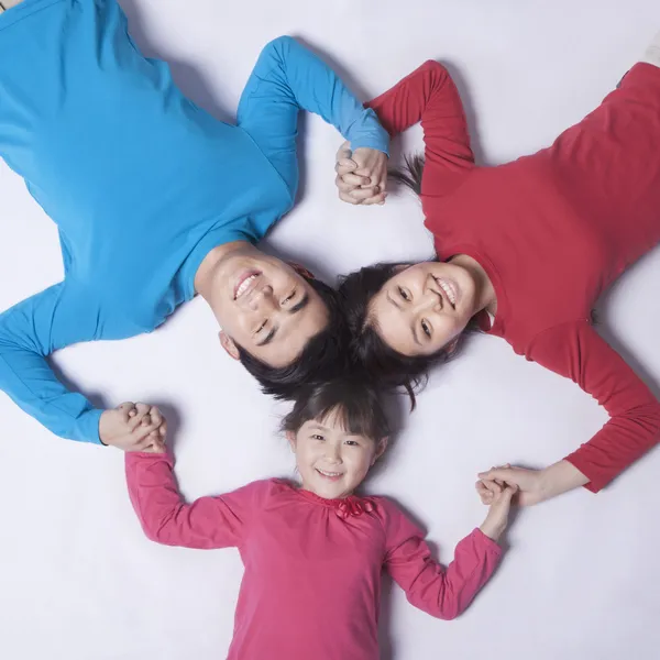 Familjen håller hand i en cirkel — Stockfoto
