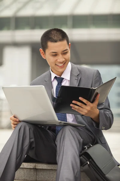 Empresario trabajando al aire libre — Foto de Stock