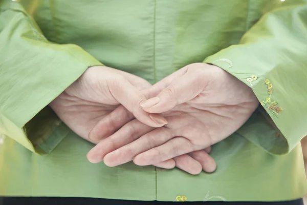 Gastvrouw, close-up op handen — Stockfoto