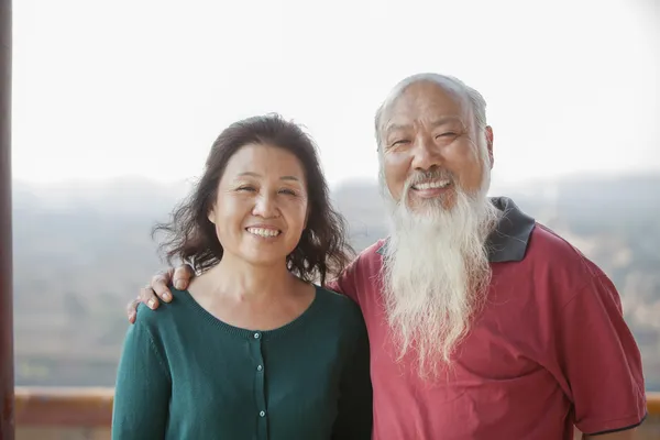 Pareja vieja sonriente en Jing Shan Park — Foto de Stock