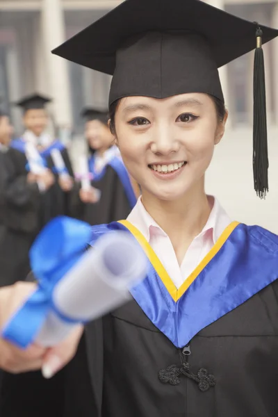 Vrouwelijke afgestudeerde bedrijf diploma — Stockfoto