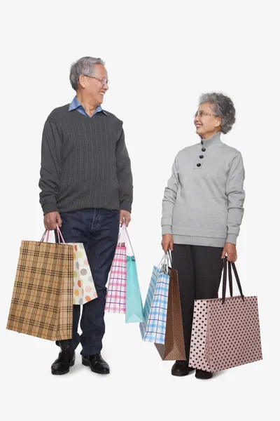Coppia anziana con shopping bags — Foto Stock
