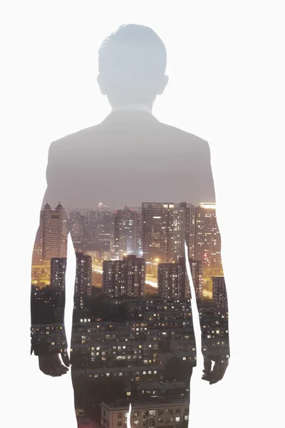 Geschäftsmann und die Skyline von Shanghai — Stockfoto