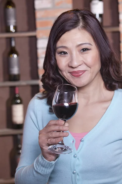 Mujer sosteniendo una copa de vino — Foto de Stock