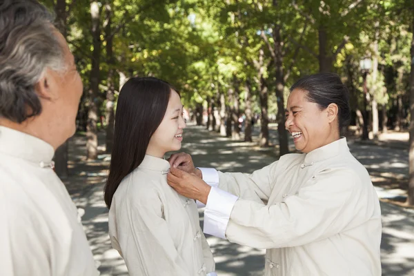 Barnbarn med morföräldrar tränar tai chi — Stockfoto