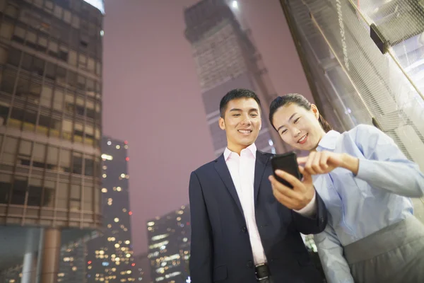 Dos hombres de negocios sonriendo — Foto de Stock