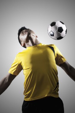 bir top çarpan futbol oyuncu göğüs