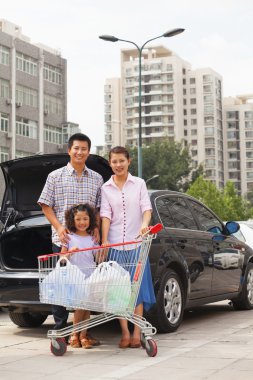 shopping cart ayakta arabanın yanında aile