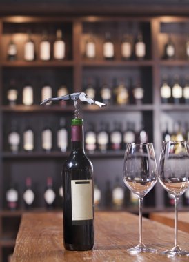 iki bardak ve bir tirbuşon ile şarap şişesi