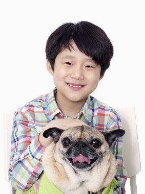 Çocuk holding pet pug