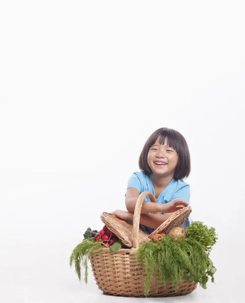 Sebze sepeti ile çocuk — Stok fotoğraf