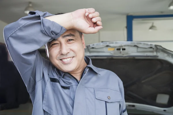 Auto mecánico limpiando el sudor de su frente — Foto de Stock