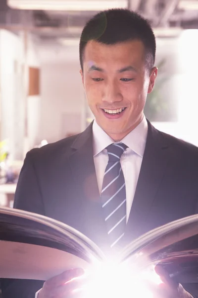 Businessman reading a book — Stock Photo, Image