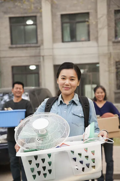 在与家人的大学宿舍的学生的学生肖像 — 图库照片