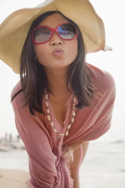 在海滩做出接吻的女人 — 图库照片