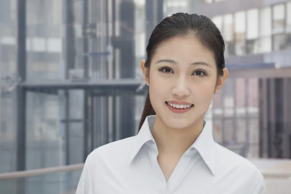 Businesswoman, building exterior in the background — Stock Photo, Image