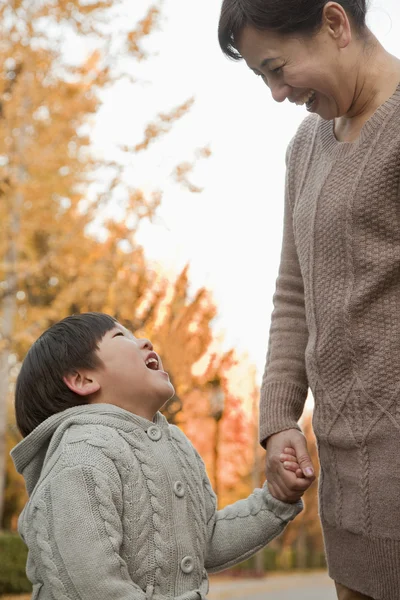 祖母と孫の公園で — ストック写真