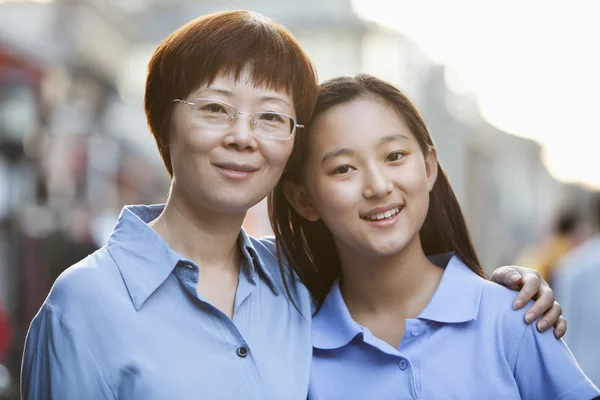 Mor och dotter i houhai — Stockfoto