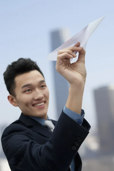 Biznesmen latający samolot z papieru — Zdjęcie stockowe