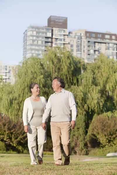 Volwassen koppel wandelen in het park — Stockfoto