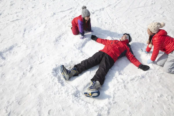 Familjen leker i snön — Stockfoto