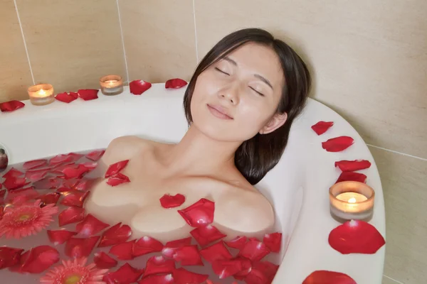 Mujer bañándose en el spa de salud —  Fotos de Stock