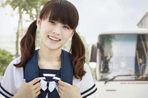 Chica viajando a la escuela — Foto de Stock