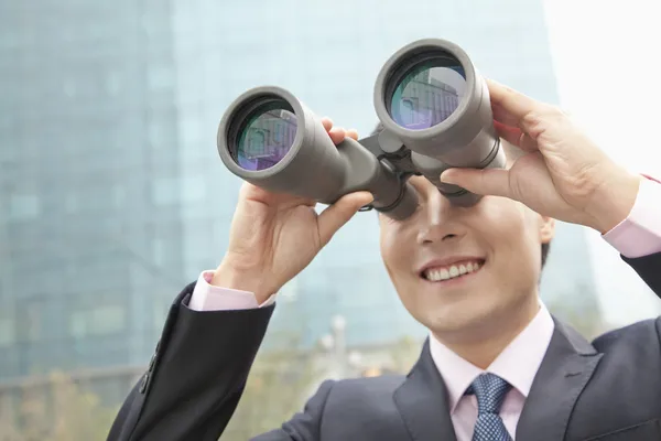 Empresario usando prismáticos — Foto de Stock