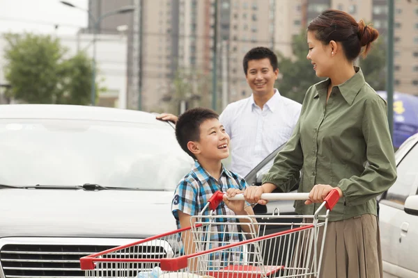 Familia con carrito de compras — Foto de Stock