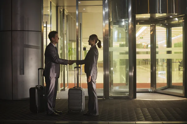 Business mensen handshaking buiten het kantoor — Stockfoto