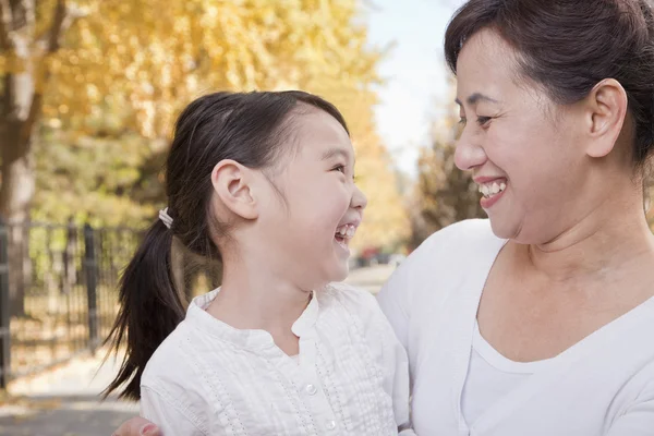 Mormor och barnbarn njuter av parken — Stockfoto