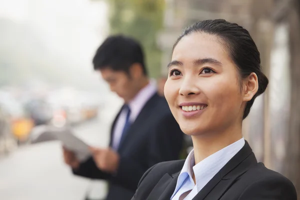 Femme d'affaires souriante — Photo