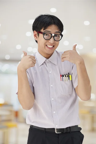 Nerd hombre ceder pulgares hasta — Foto de Stock