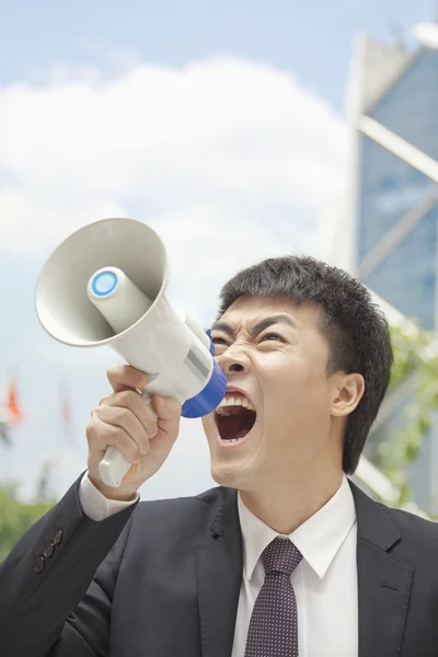 Hombre de negocios con megáfono — Foto de Stock