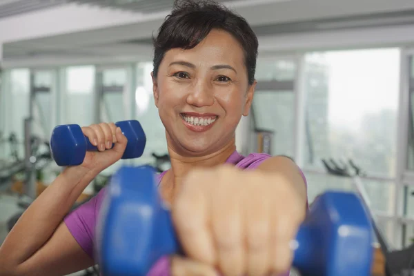 Woman exercising with weights — Stock Photo, Image