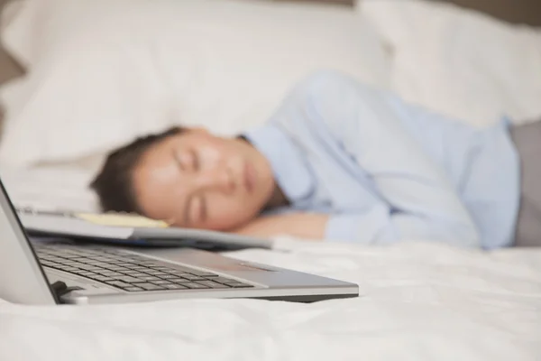 Podnikatelka v posteli s laptopem — Stock fotografie