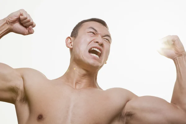 Brullende man buigen spieren — Stockfoto