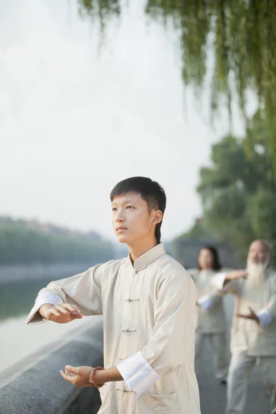 Chinees beoefenen van tai ji — Stockfoto