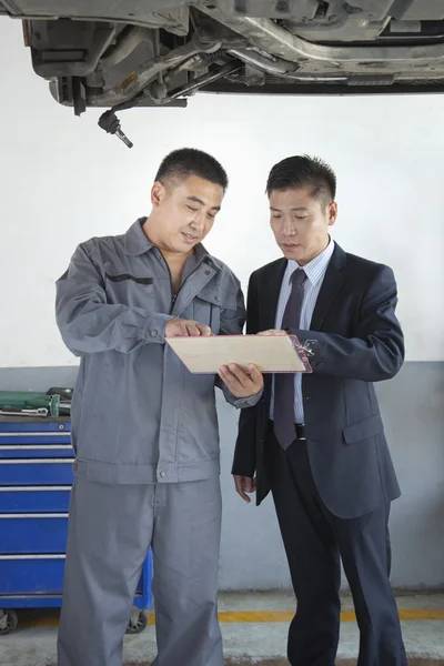 Mechanic Explaining to Businessman — Stock Photo, Image