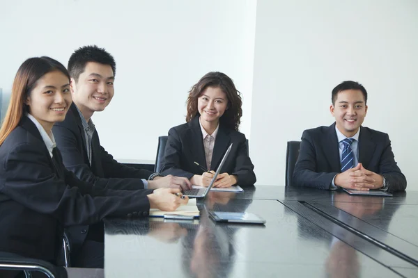 Empresários em sala de reuniões — Fotografia de Stock