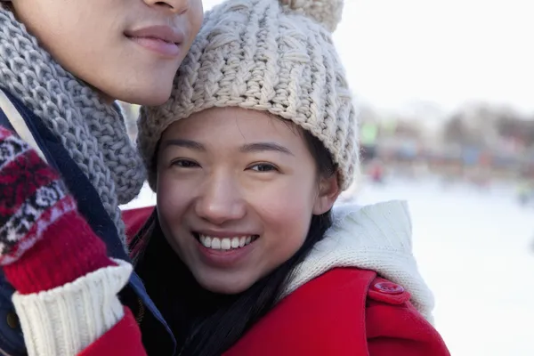 Paar knuffelen op de ijsbaan op — Stockfoto