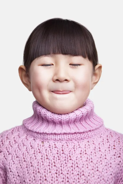 Kleines Mädchen streckt Zunge heraus — Stockfoto