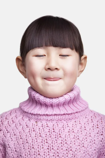 Niña sacando la lengua — Foto de Stock