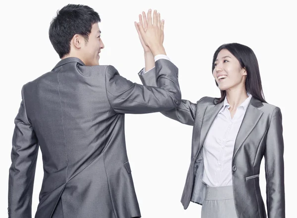 Бізнесмен і бізнес-леді з руками один проти одного — стокове фото
