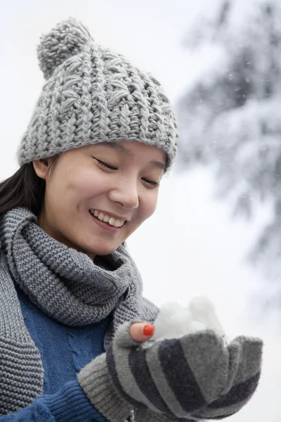 Frau mit Schneeball — Stockfoto