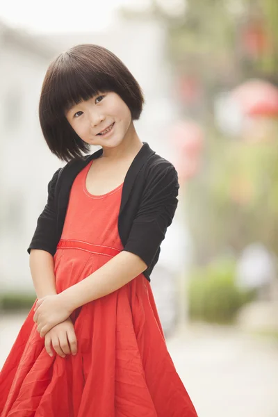 Kleines Mädchen mit rotem Kleid — Stockfoto